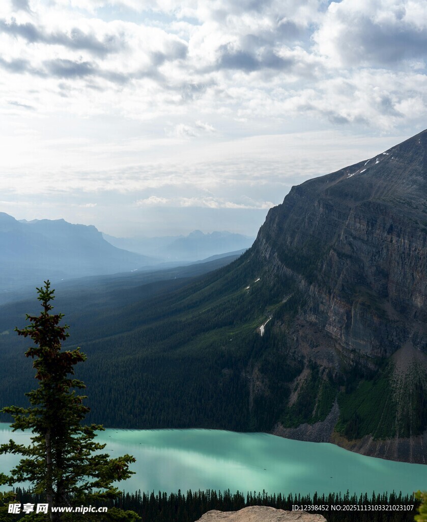 壮美山间蓝湖风景