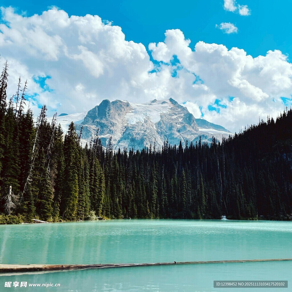 湖畔青山美景如画