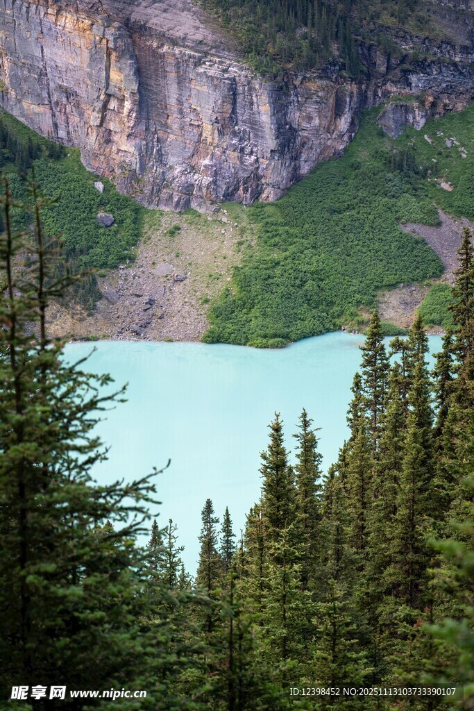 山林环绕的幽蓝湖泊