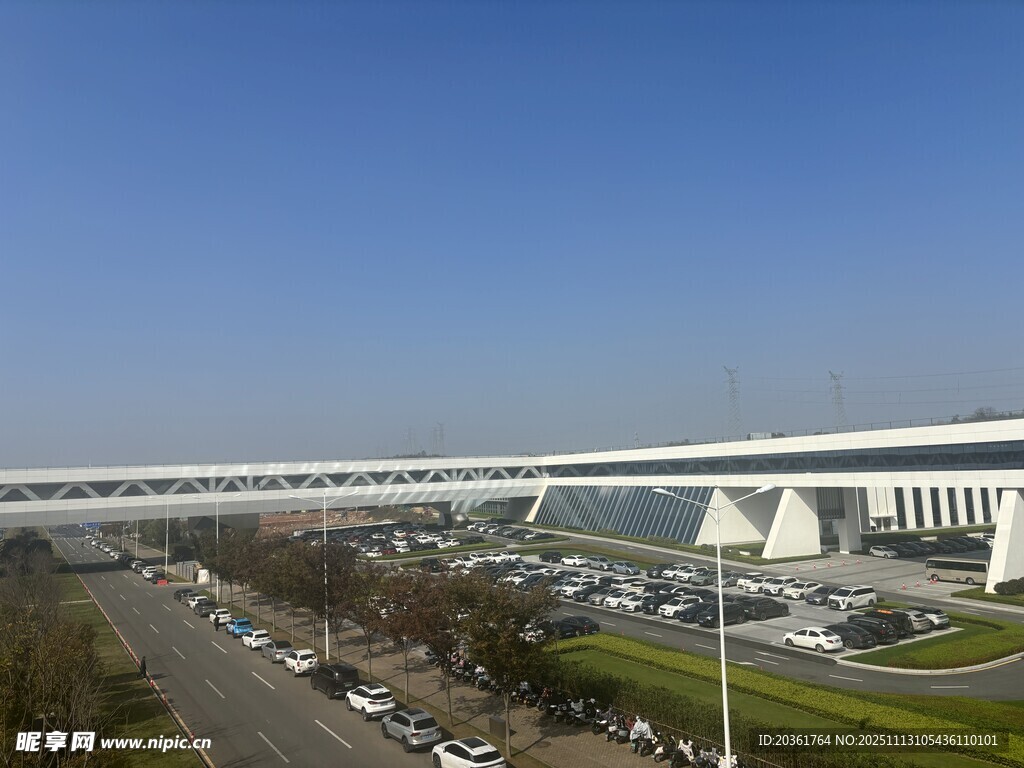 现代桥梁与城市道路景观