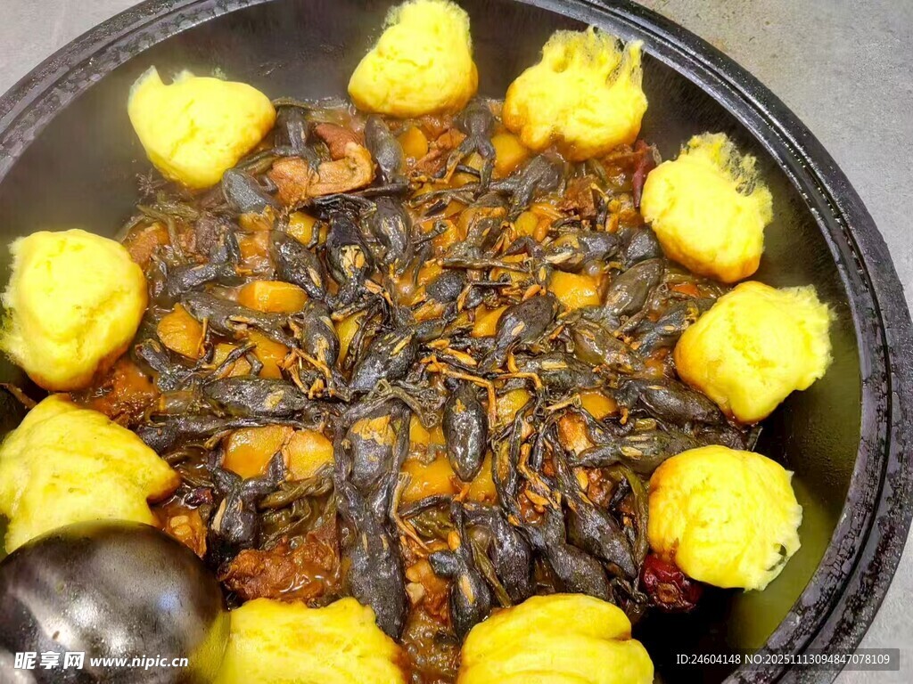 黄馍配炒物美味一锅烩