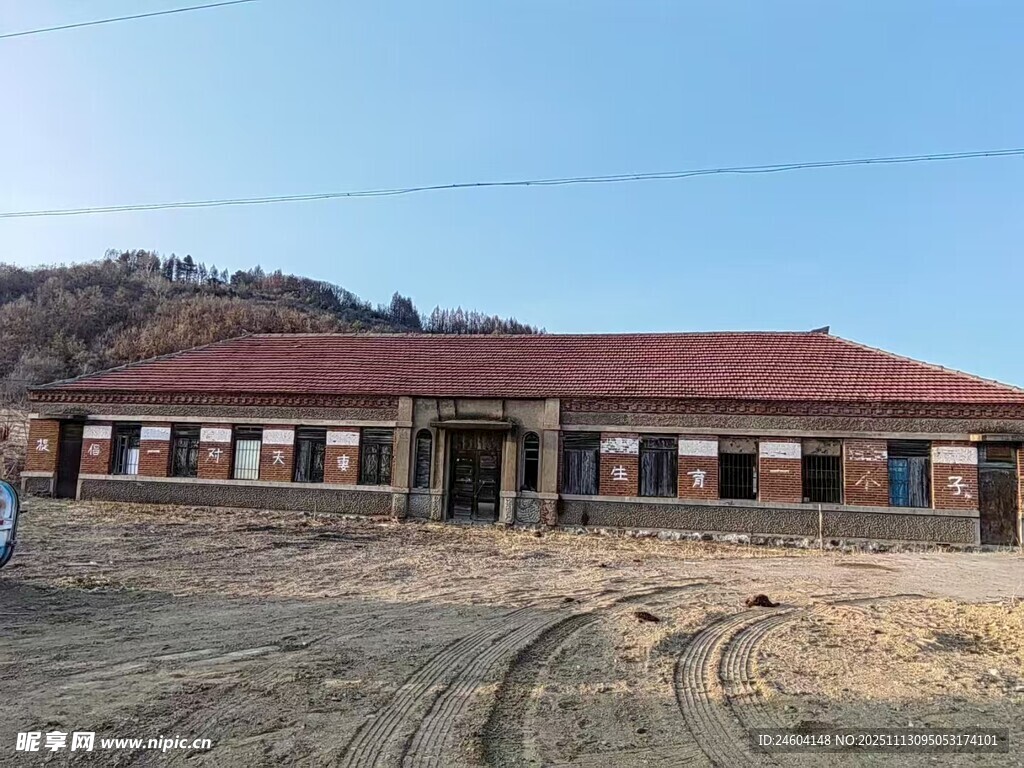 乡村红顶砖房开阔场地