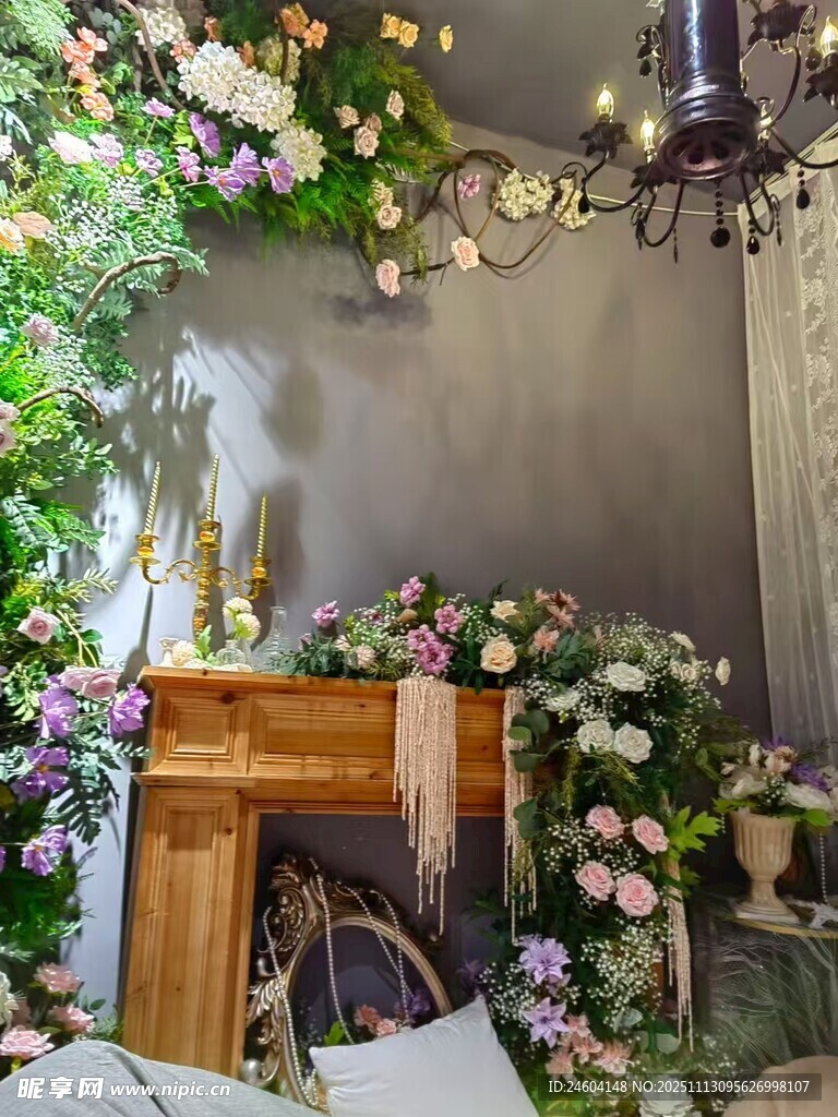 浪漫花卉装饰的温馨壁炉