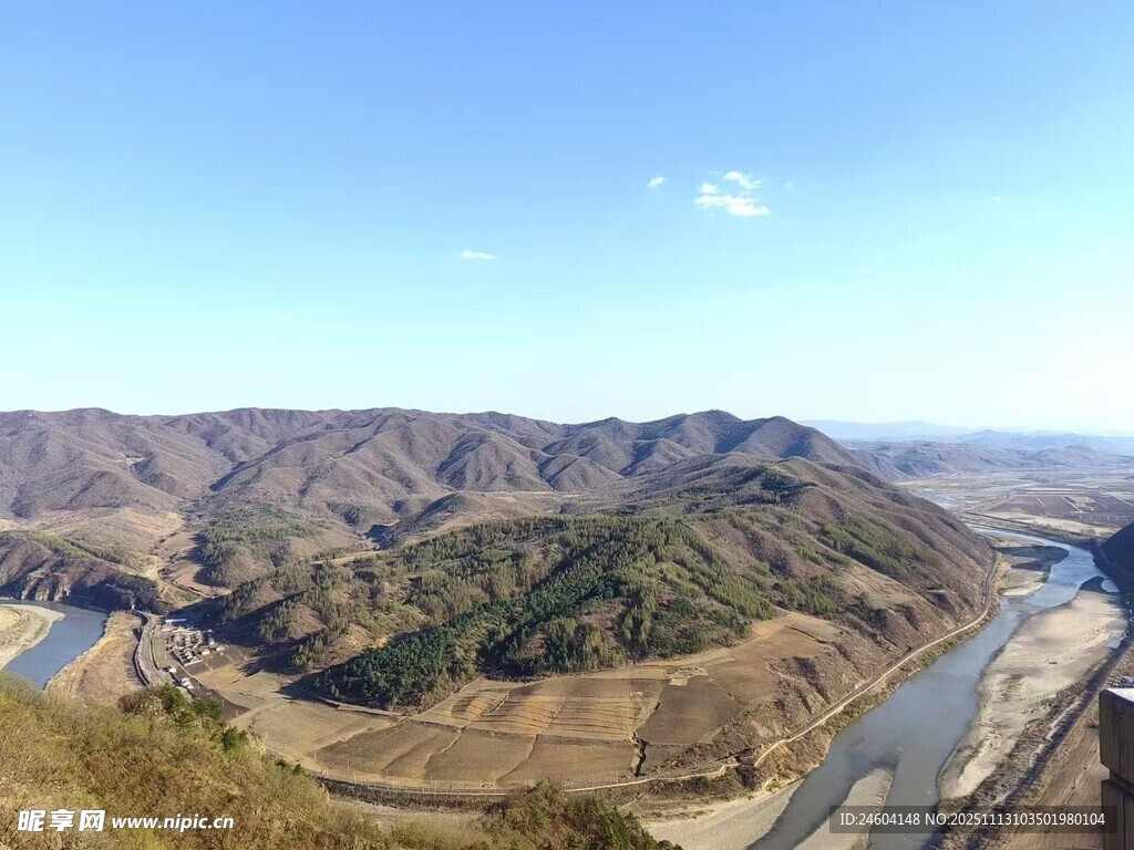 壮丽山河间的蜿蜒河流