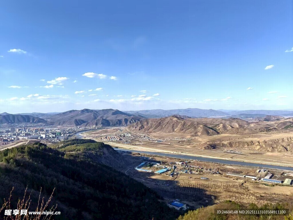 山间开阔景致俯瞰图