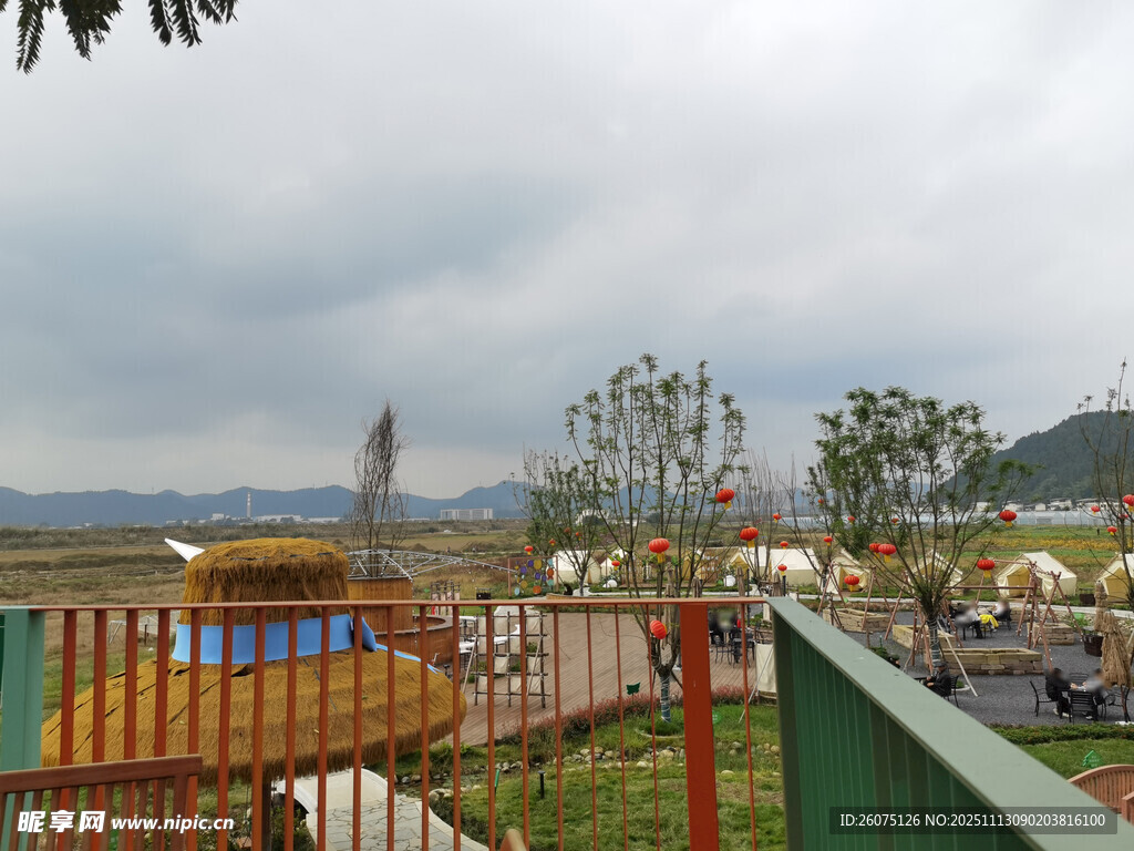 田园风光中的游乐场景