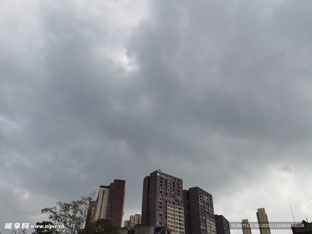 乌云笼罩下的城市建筑群