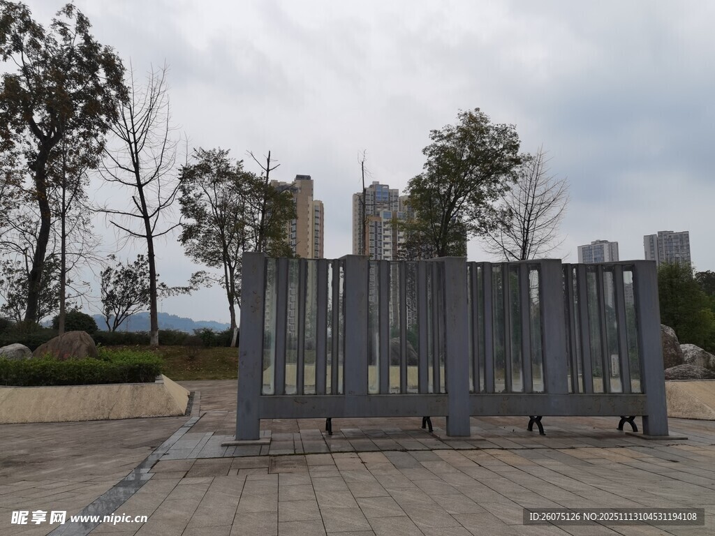 户外景观中的木质围栏设施