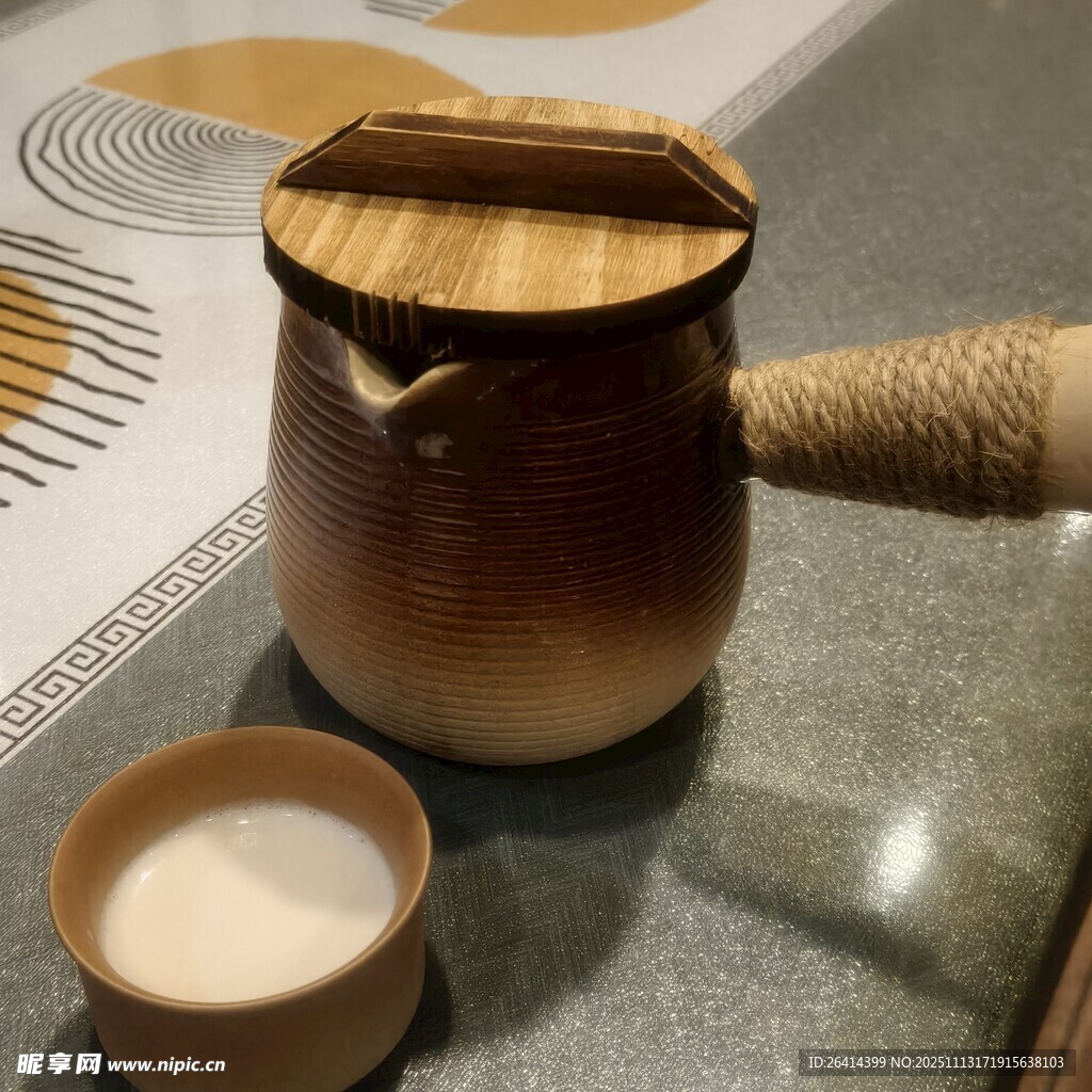 陶制咖啡壶与小杯牛奶