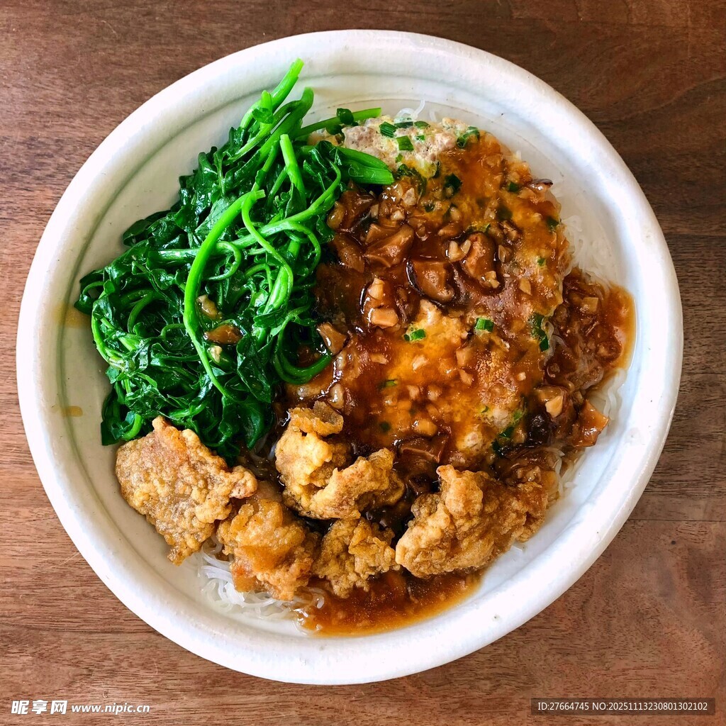 美味卤肉饭搭配青菜