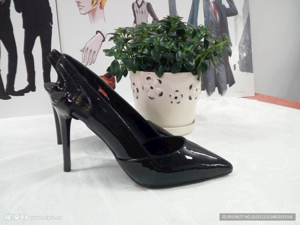 黑色漆皮尖头高跟鞋特写