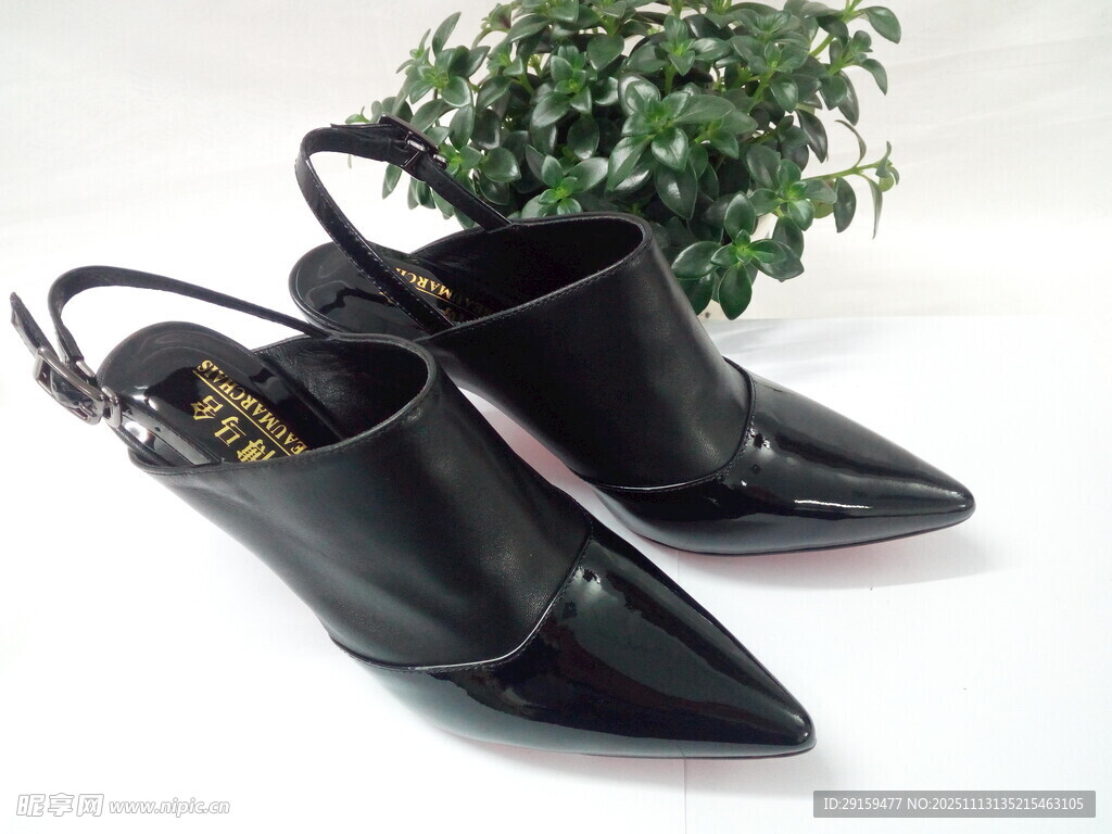 黑色尖头高跟凉鞋展示