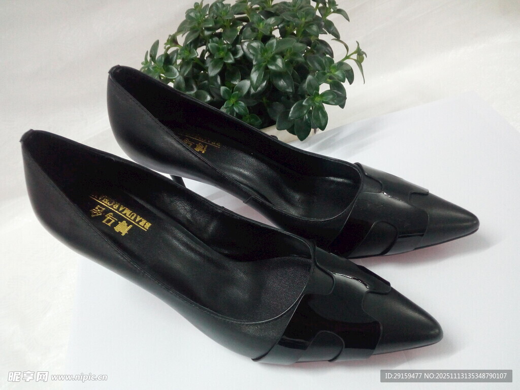 黑色尖头女士皮鞋展示