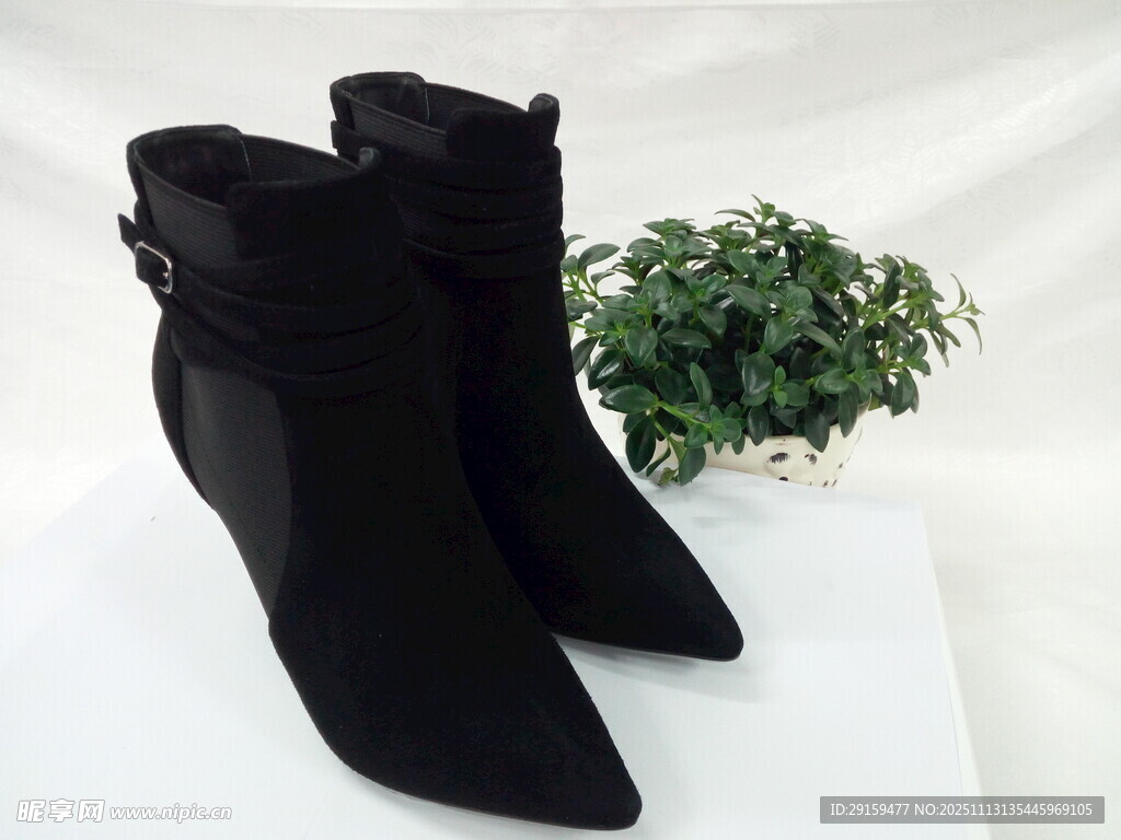 黑色尖头短靴搭配绿植