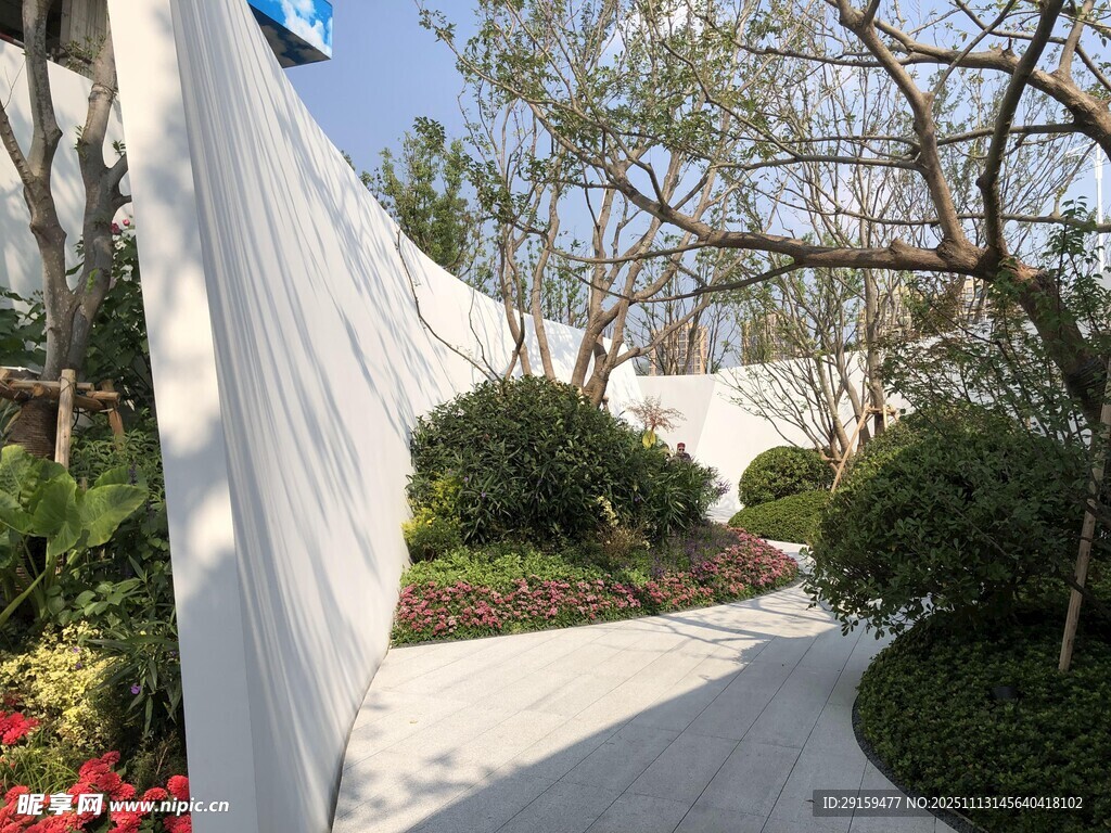 花园中的白色艺术景观