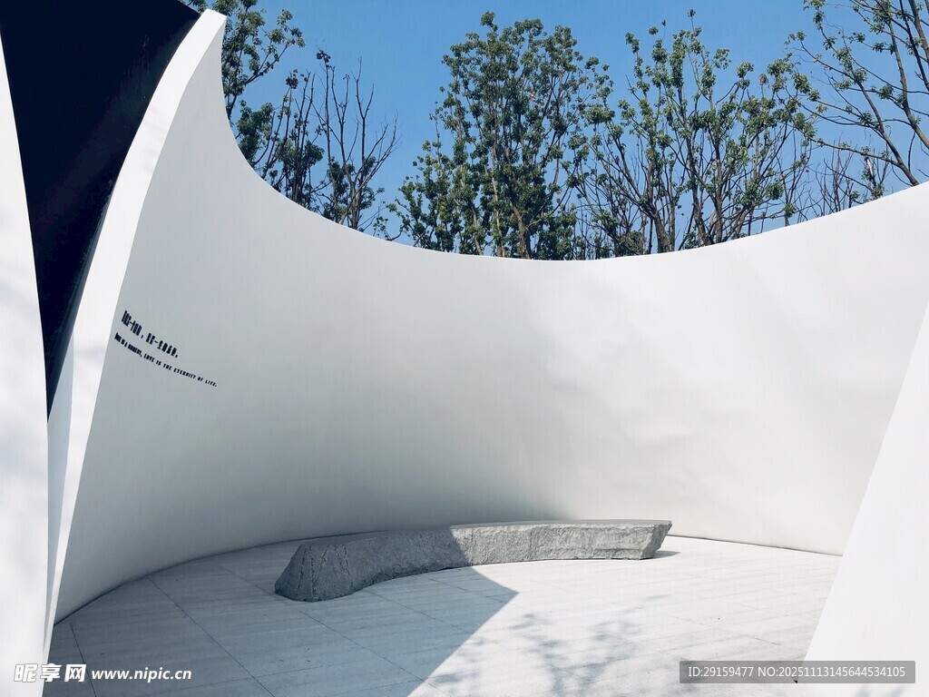 现代白色弧形建筑景观