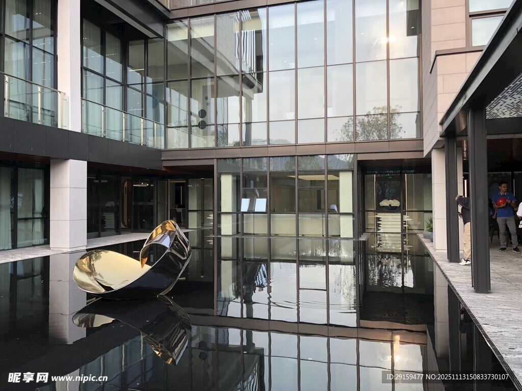 现代玻璃建筑内的水景空间