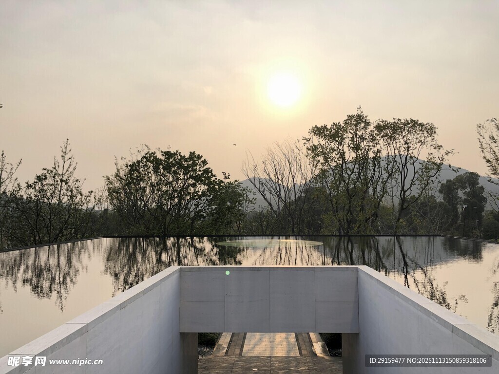 泛舟赏景夕阳下的静谧水域