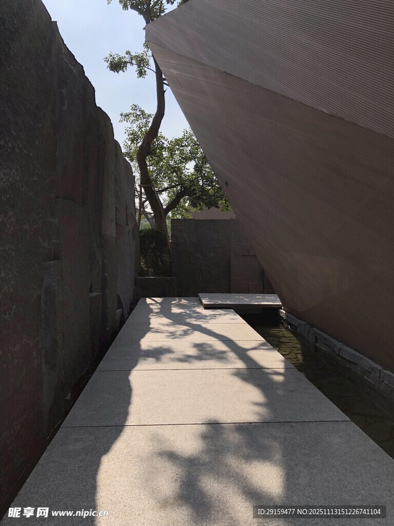 现代建筑间的光影小道