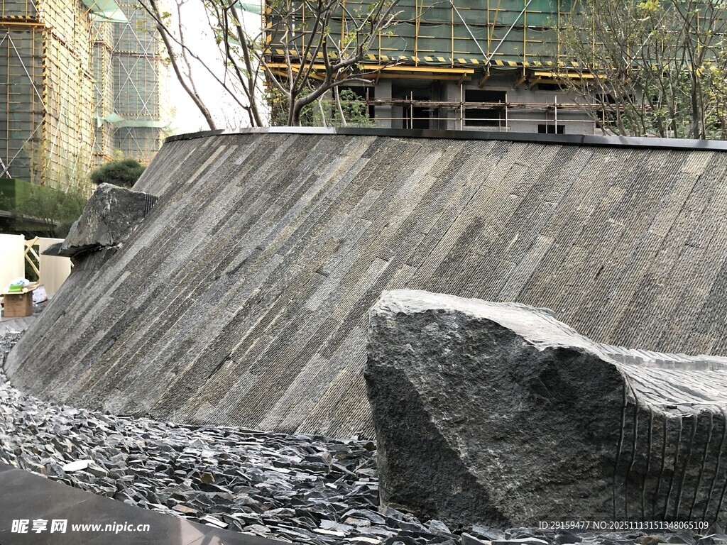 城市中的人工跌水景观