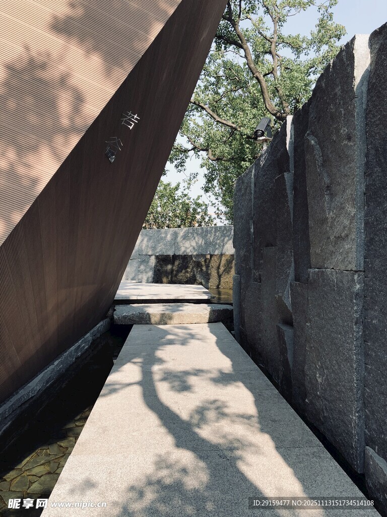 现代建筑户外狭长通道景观