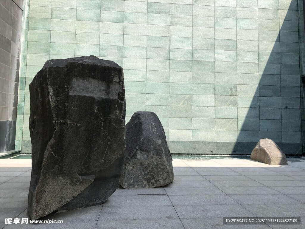 现代风格抽象雕塑作品