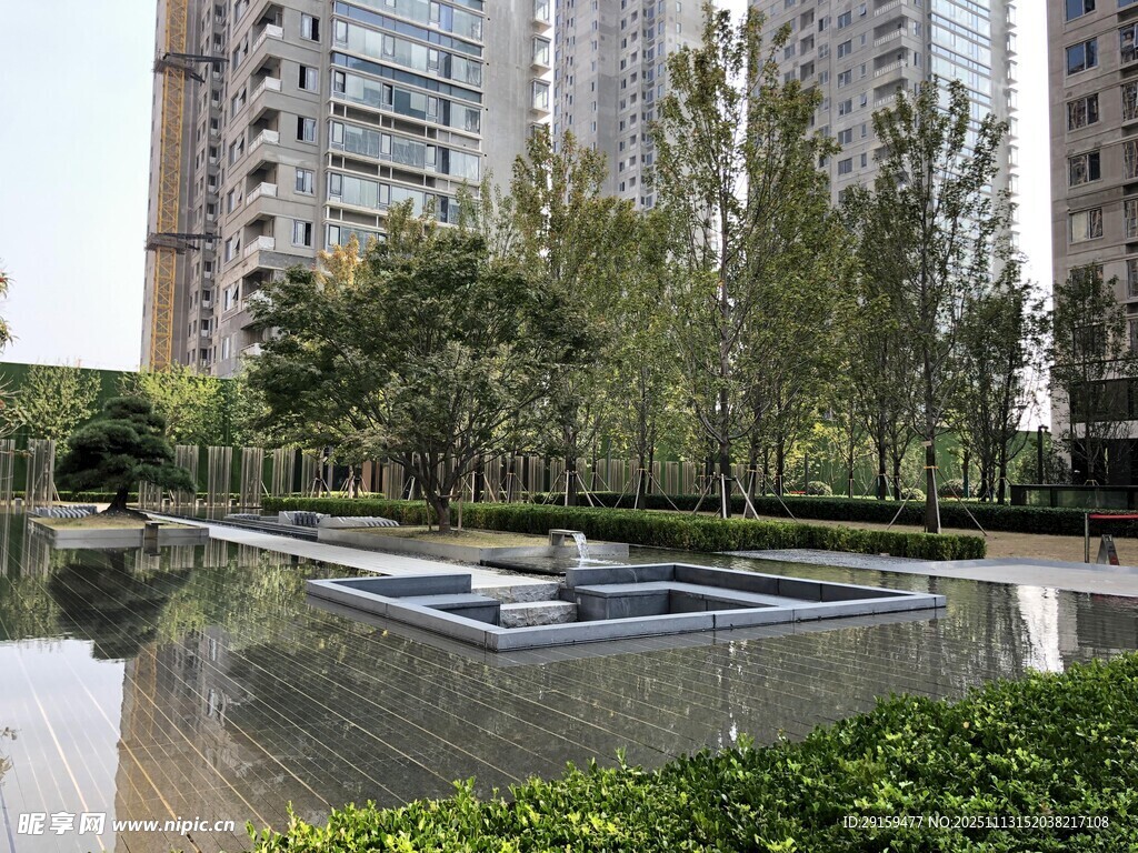 现代城市景观中的静谧水池