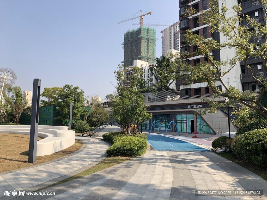 现代小区景观一角