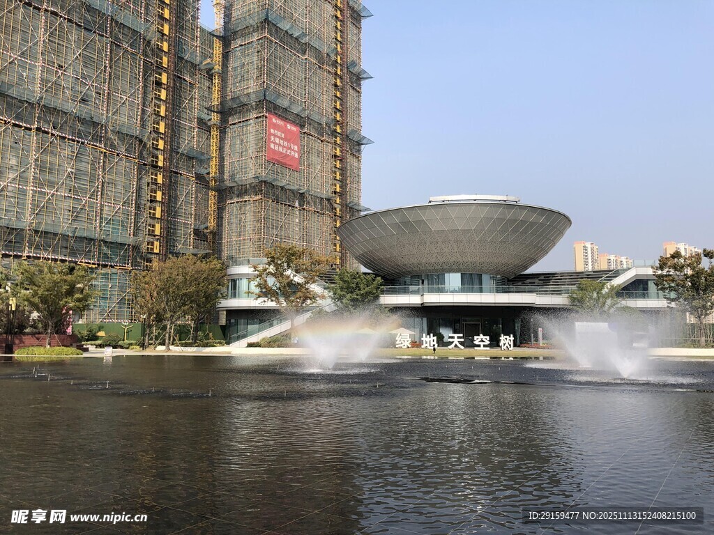 城市湖畔的现代建筑景观