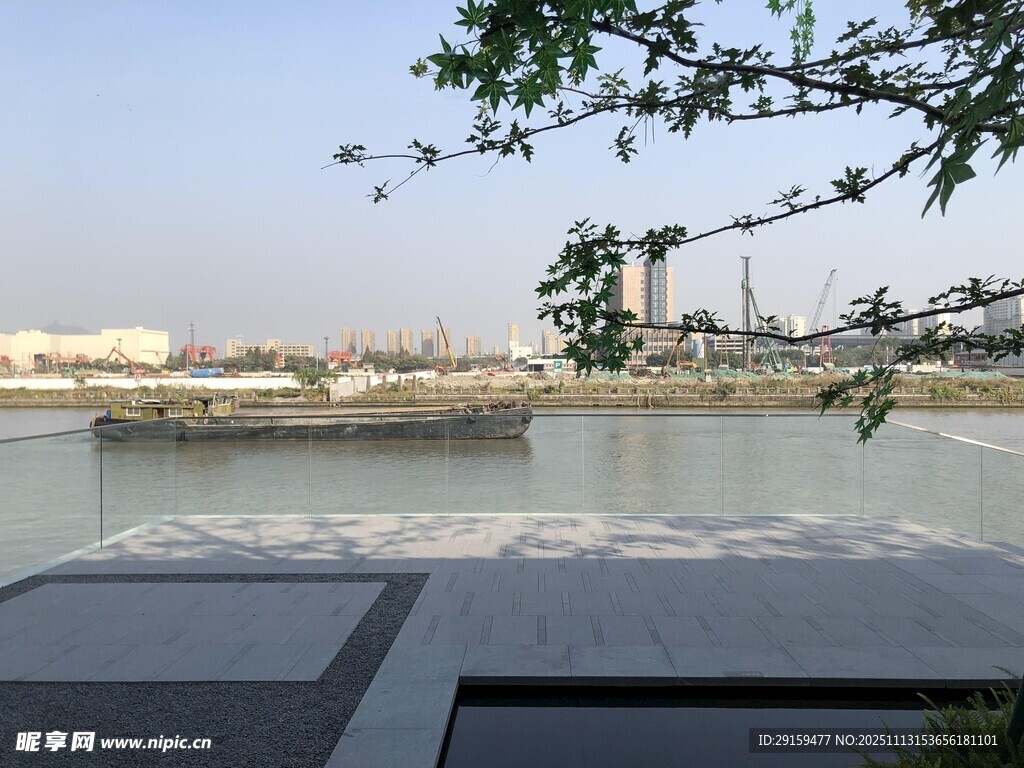 河畔风景静谧水边景致