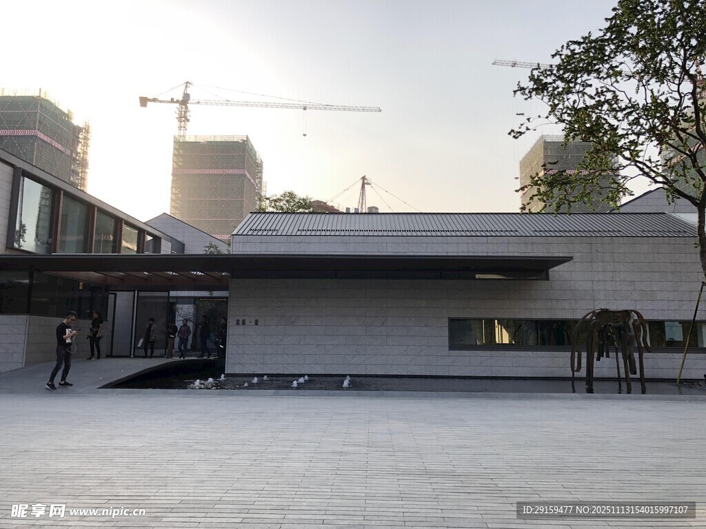 现代建筑外观与开阔空间