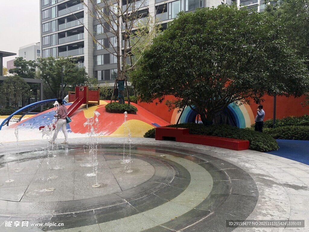 多彩户外儿童游乐喷泉区