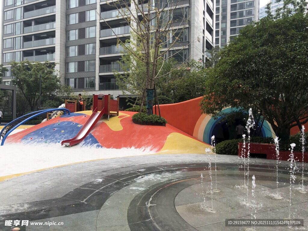 城市中的多彩儿童游乐设施