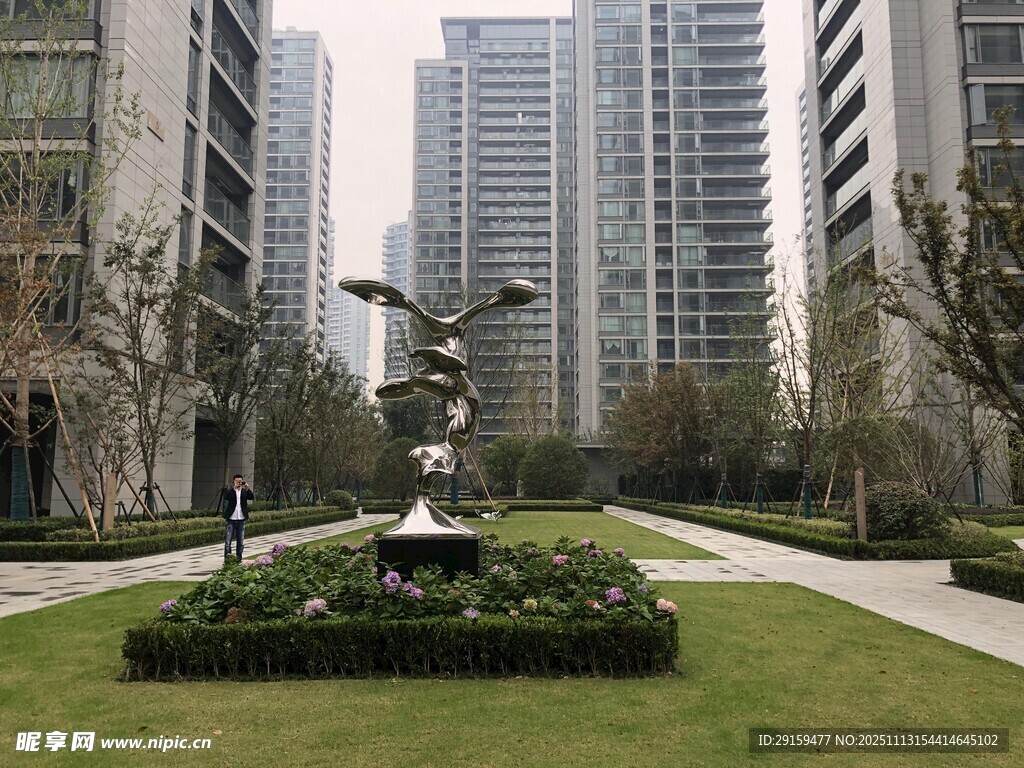 都市小区内的雕塑景观