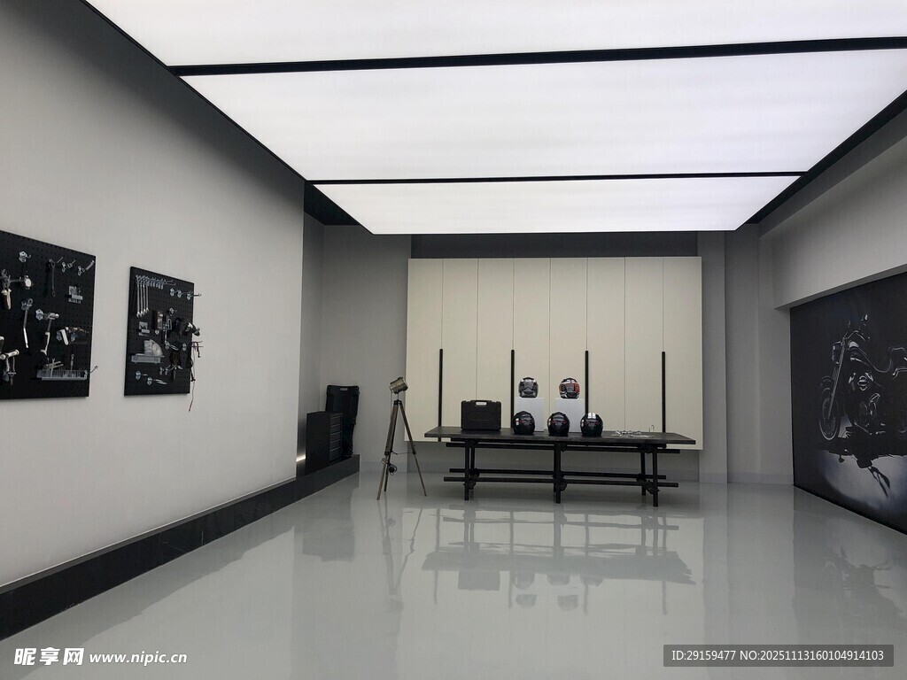 现代简约风格的空旷室内空间