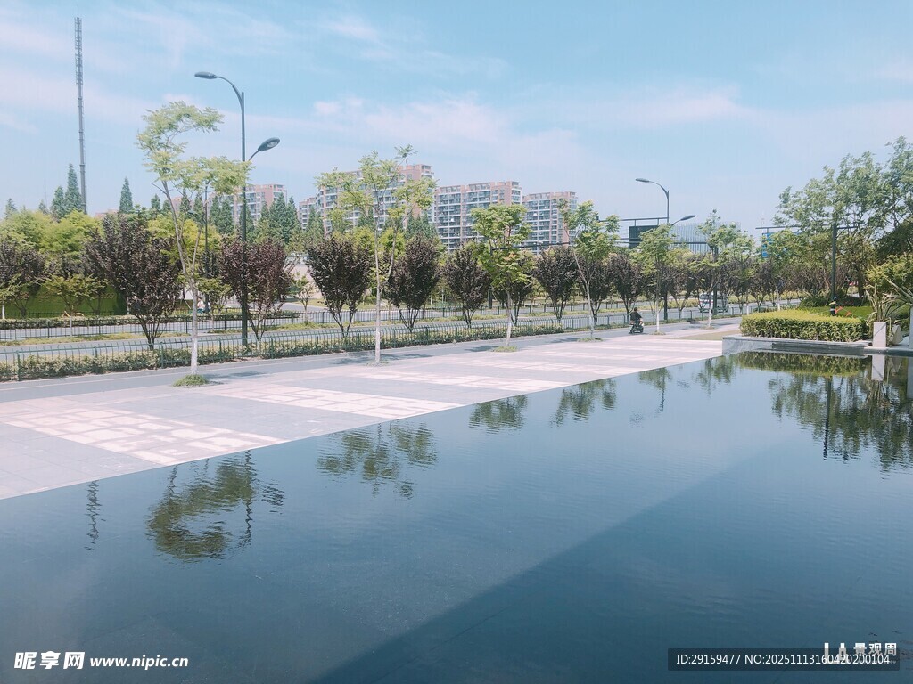 宁静城市景观中的镜面水池