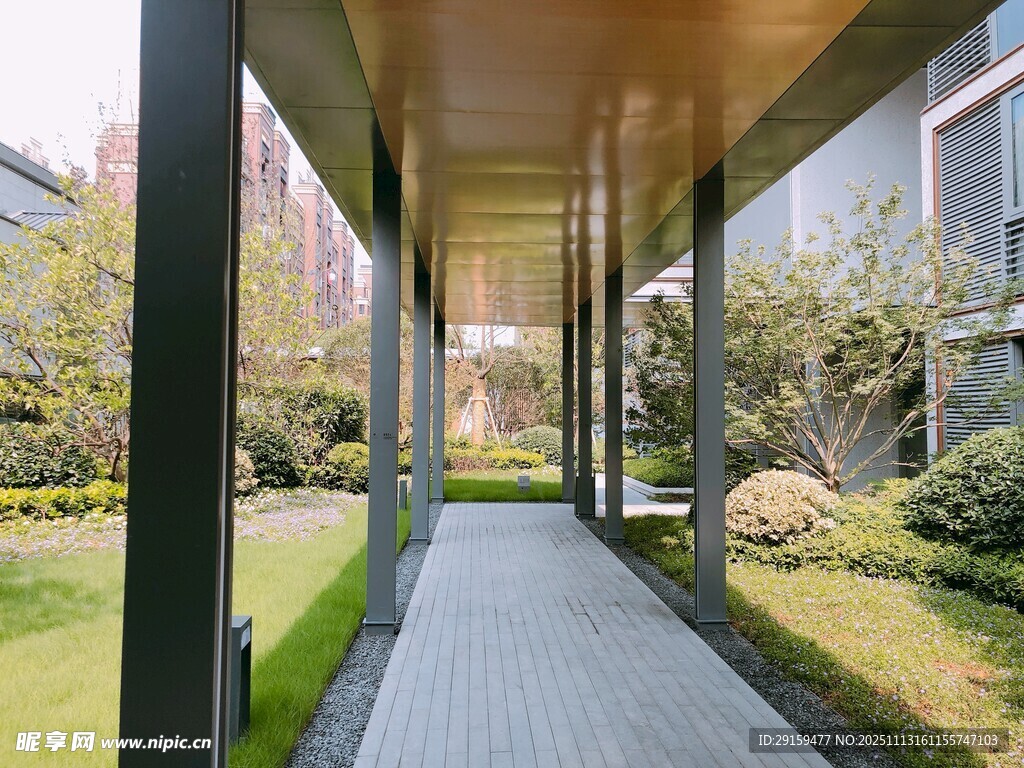 现代庭院中的幽静长廊