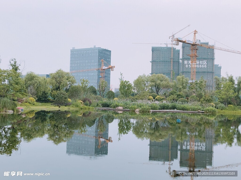 湖畔城市建筑与施工景观