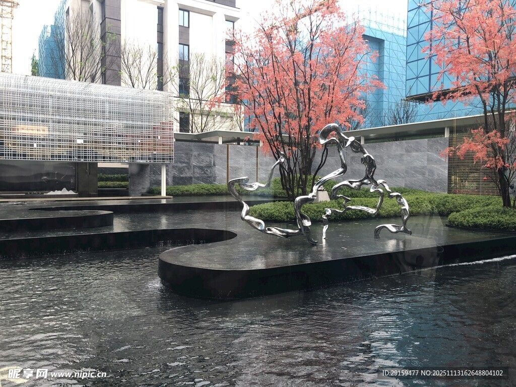 城市水景旁的烂漫樱花树