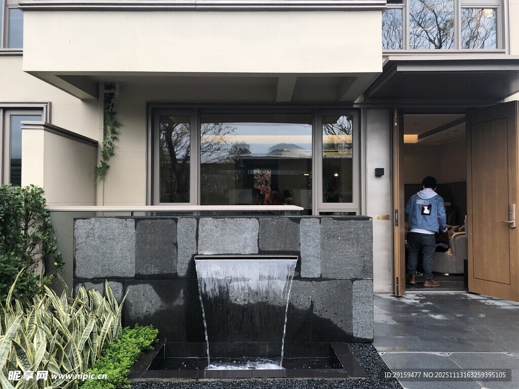 现代住宅门前流水景观