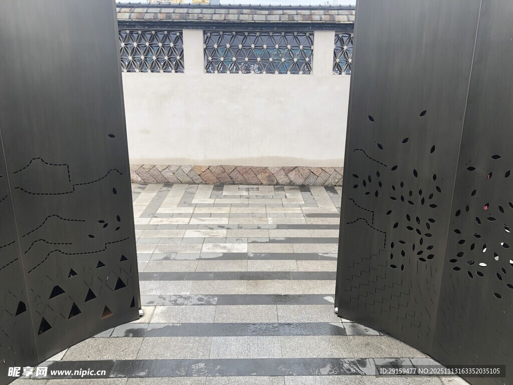 中式庭院门洞下的阶梯