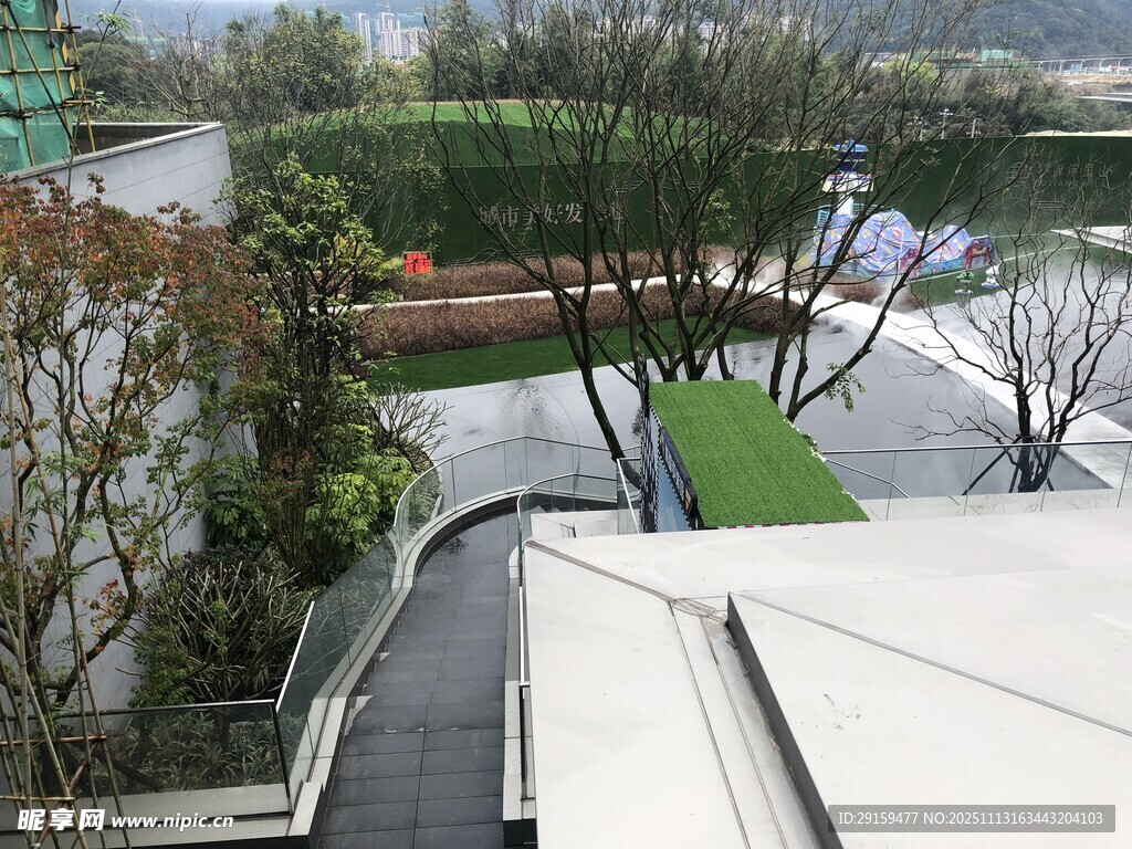 俯瞰城市中的绿化空间