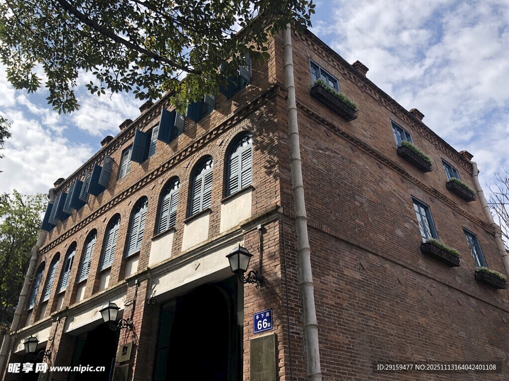 复古风格砖砌建筑外观