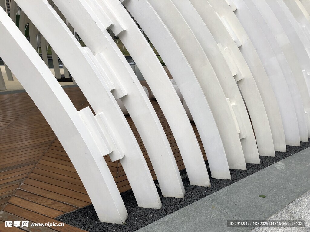 白色弧形金属装饰栏杆