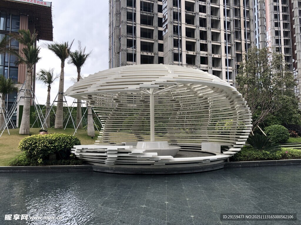 湖畔透明蛋形建筑景观