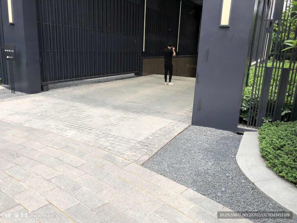 现代住宅门前的精致步道