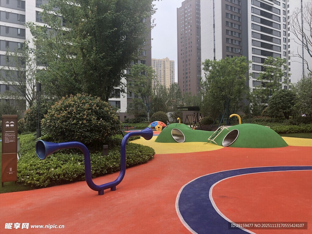 城市中的多彩儿童游乐场地