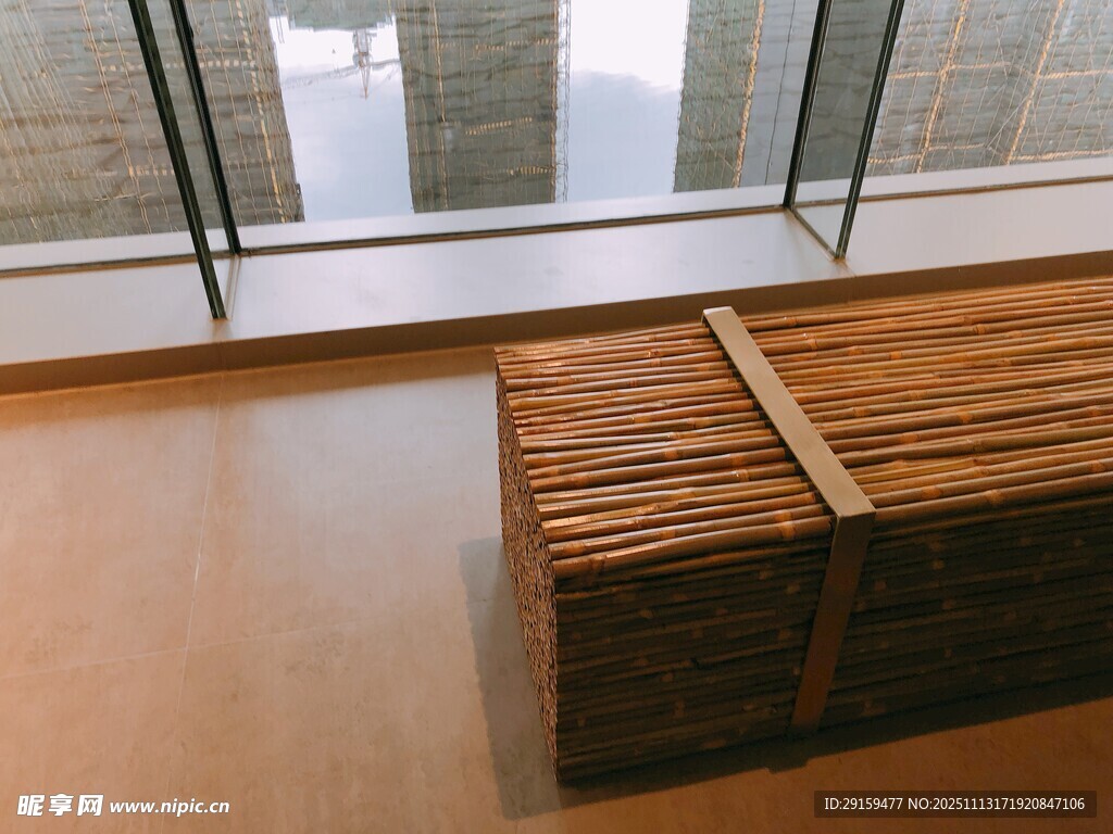 木质箱子置于明亮室内空间