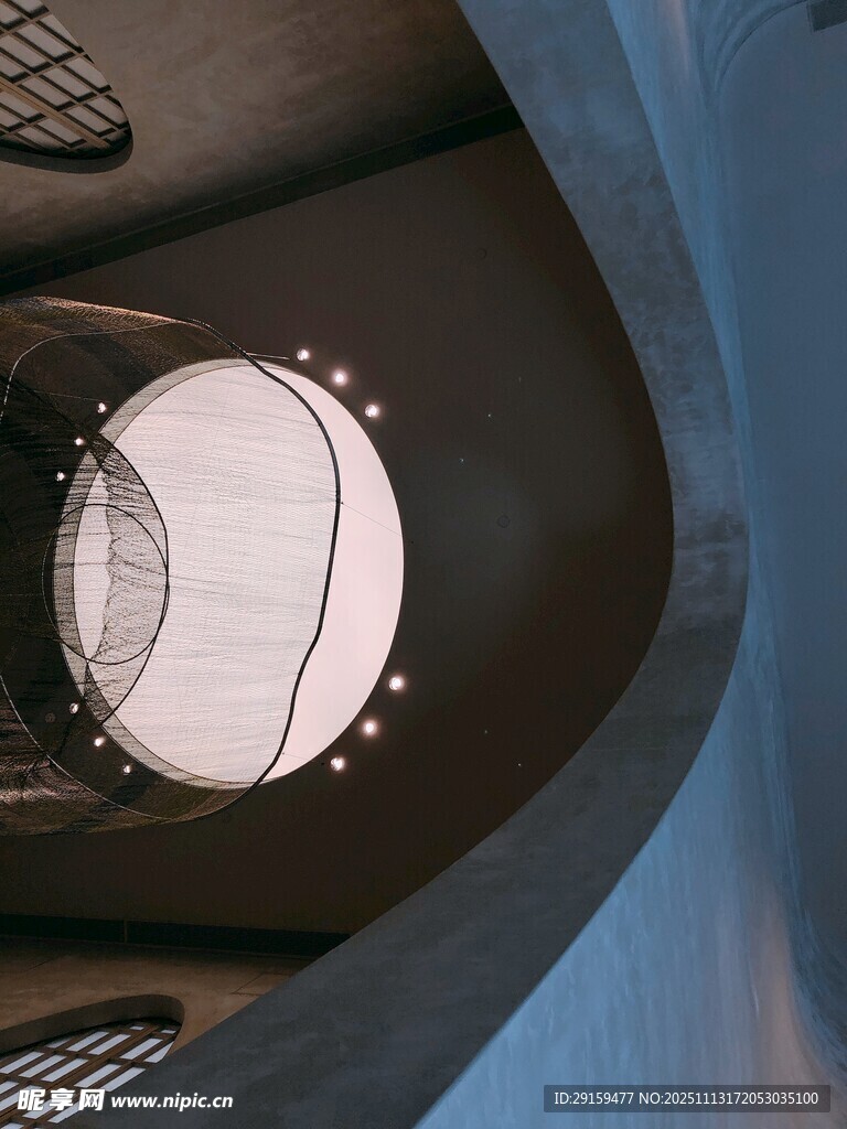 篮球入篮筐瞬间