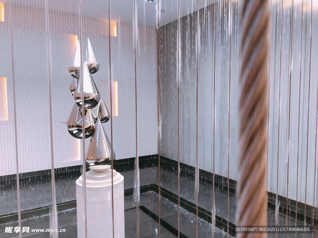 现代雕塑展厅内的独特作品